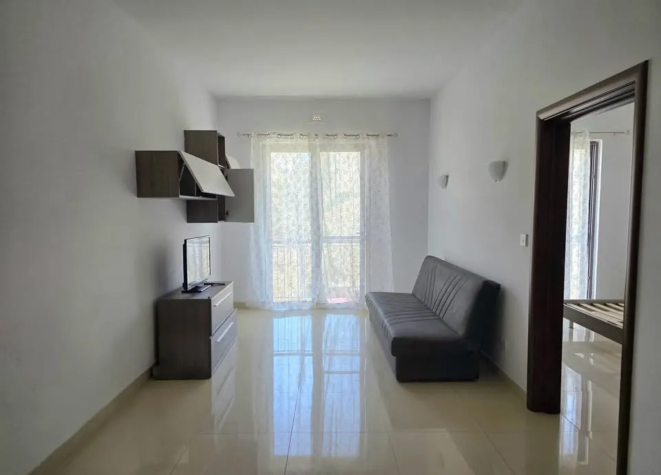 Marsalforn - Gozo, centrally located 3 bedroom apartment with optional garage for long let