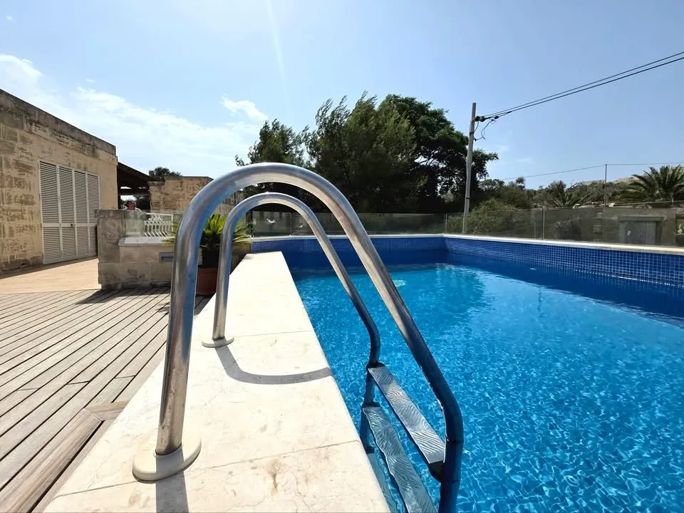 3 bedroom farmhouse with jacuzzi and a rooftop pool in Xaghra