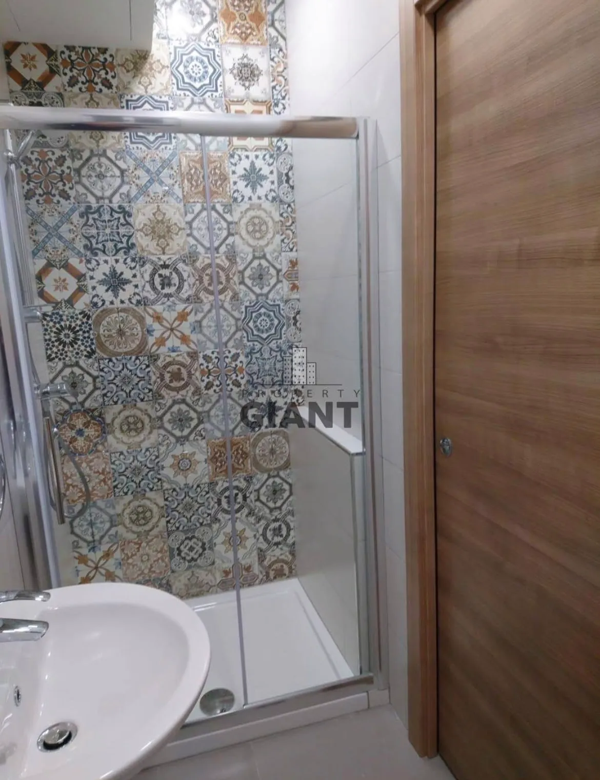 2-Bedroom, 2-Bathroom Maisonette in Msida