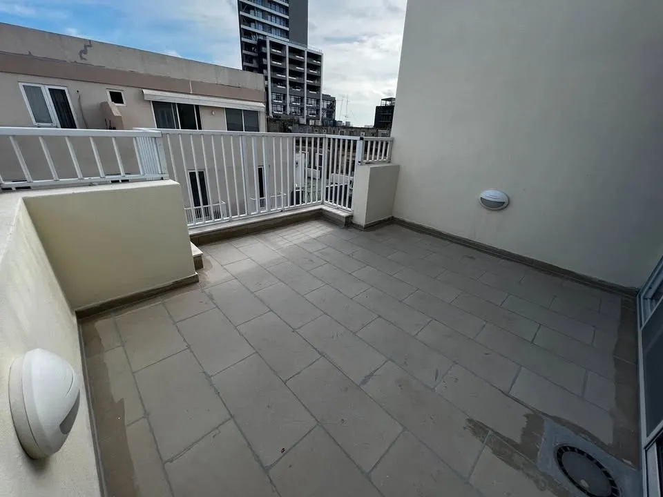 2 dbl bedroom and 2 bathroom penthouse - fully AC