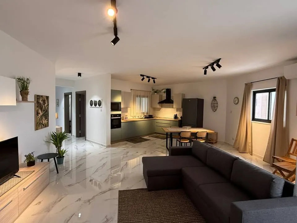 New room with double bed and private bathroom in Hal-Safi