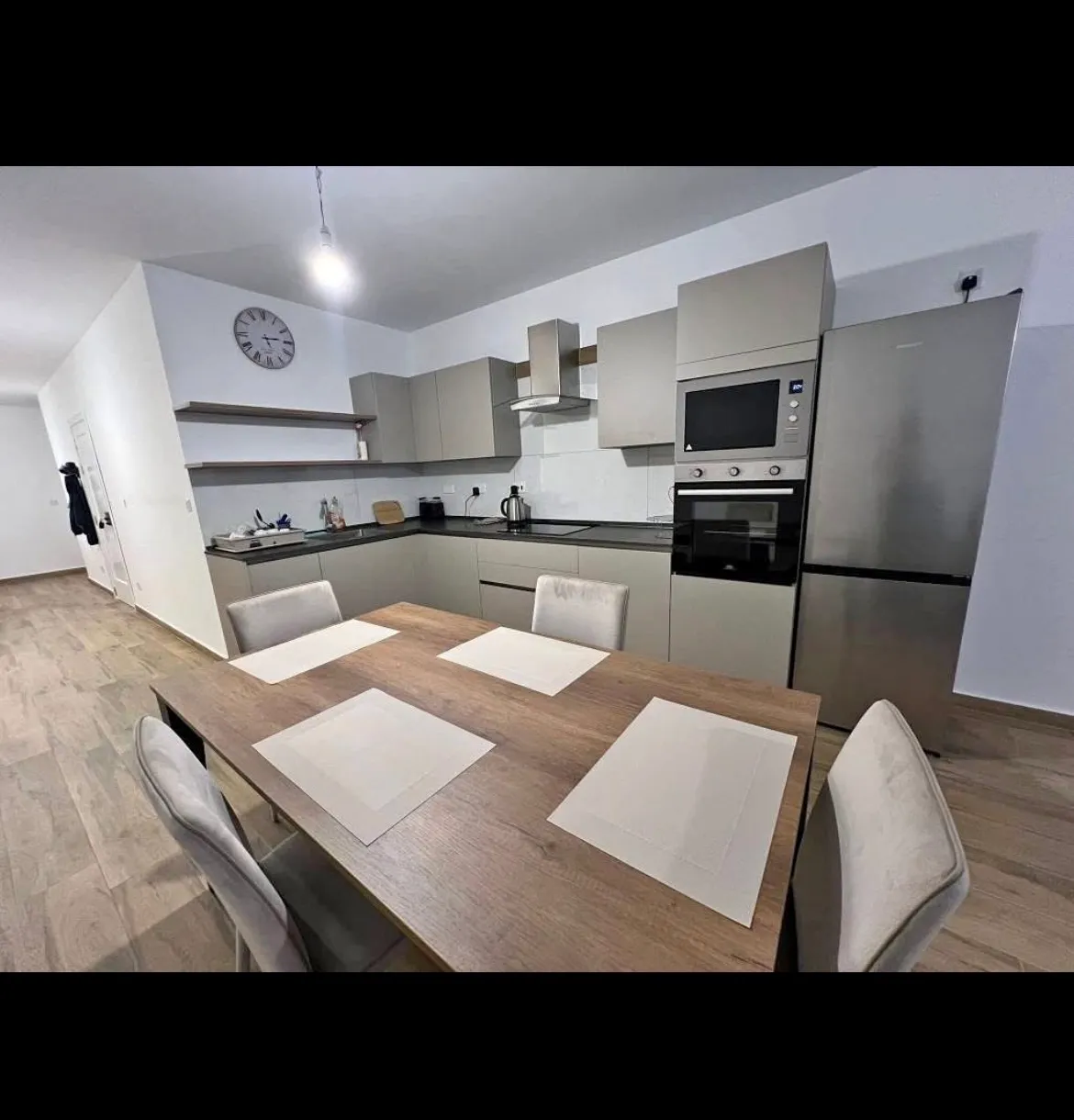 2 Bedroom Air-Conditioned Apartment Near Barts University