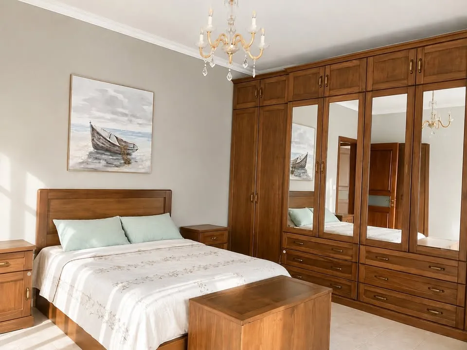 Large, bright & airy 2nd-floor apartment in a quiet residential area