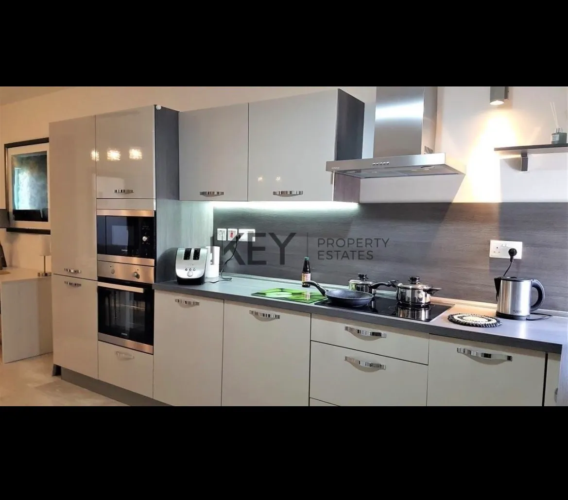 MOSTA - Bright Modern, Designer Furnished Third Floor Apartment