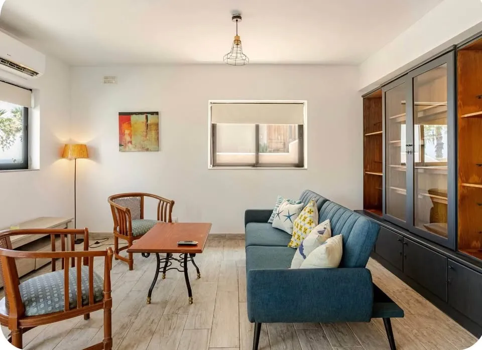 Spacious ground floor maisonette with unobstructed sea views