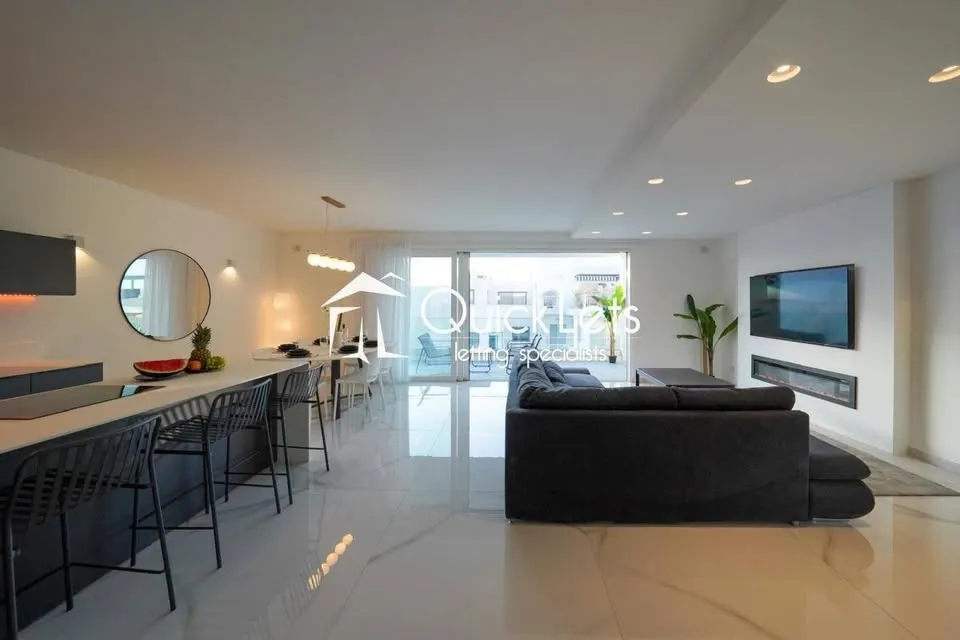 Three double bedrooms apartment in Swieqi