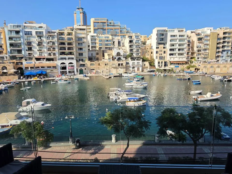 3rd-floor seafront apartment in Spinola Bay