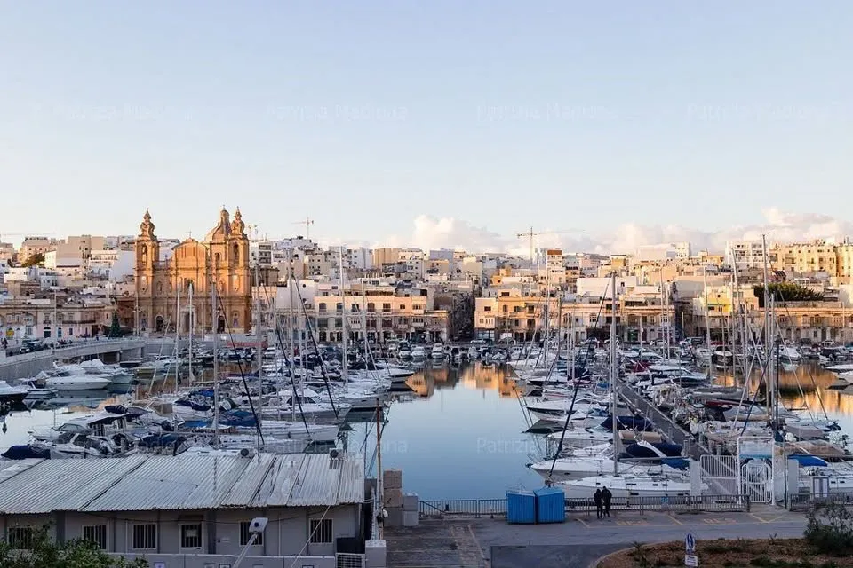 LUXURY 2-BEDROOM APARTMENT WITH MARINA VIEWS | PIETÀ