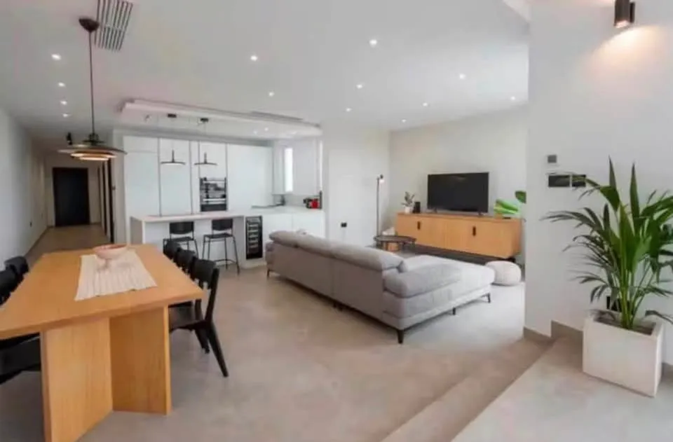 NEWLY FINISHED STUNNING 3 BED 3 BATH PENTHOUSE