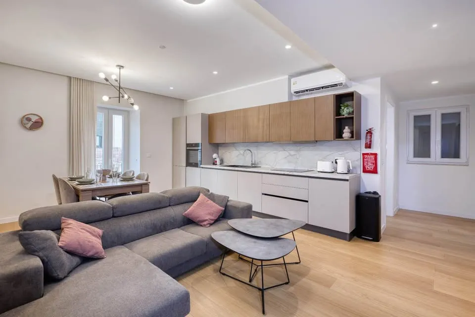 NEWLY FINISHED 2 BED 2 BATH APT