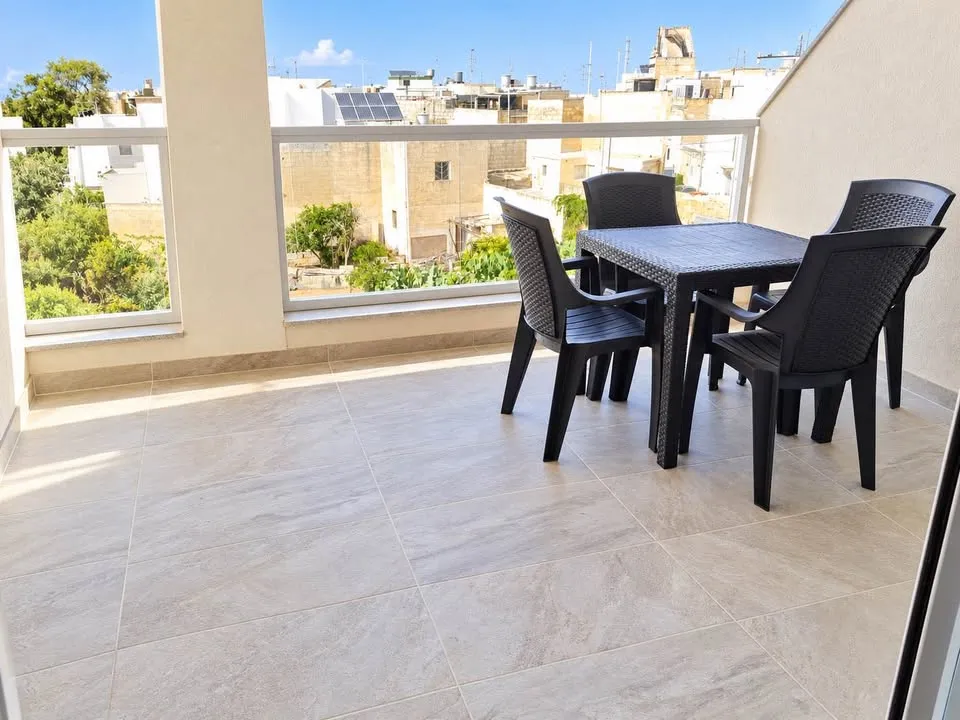 One bedroom apartment with terrace in Luqa