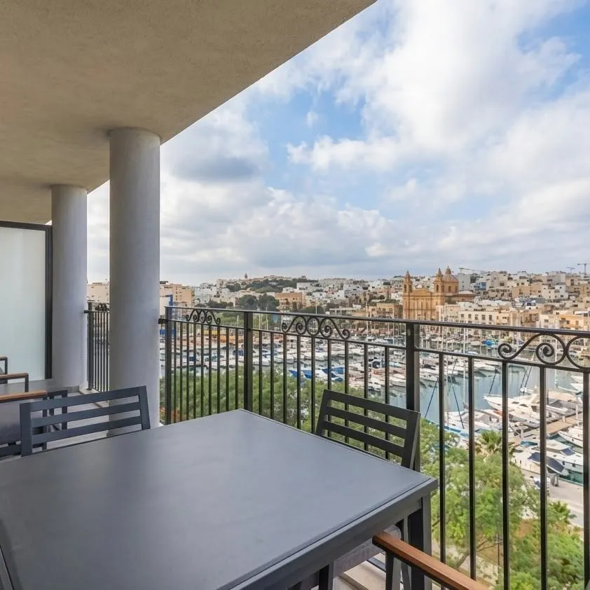 SEAFRONT - 2 Bedroom Apartment in Pieta