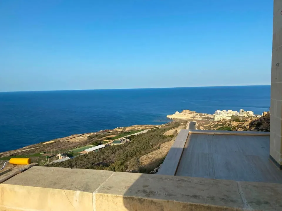 ŻEBBUĠ, GOZO – CLIFF-EDGE APARTMENT