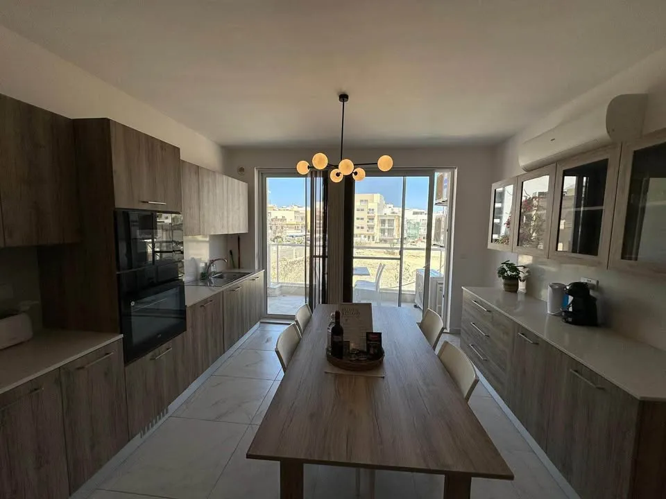 MODERN ROOM FOR SHORTLET | €750/MONTH