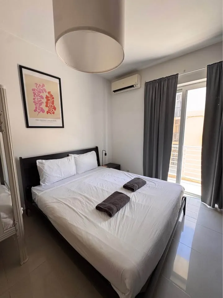 Private bedroom with private bathroom in Swieqi