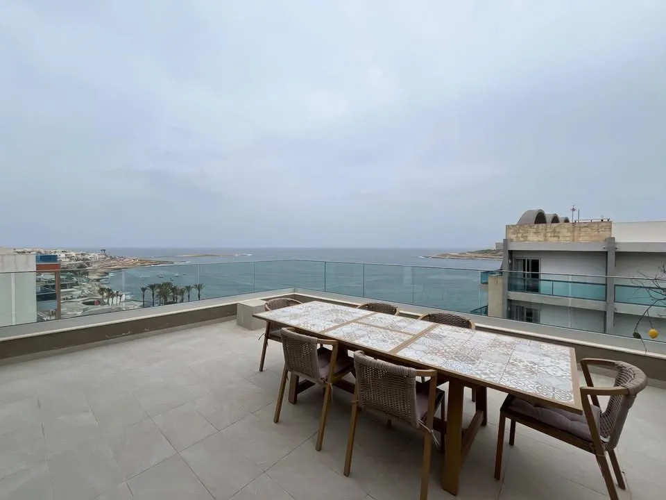 STUNNING 3-BEDROOM SEAFRONT PENTHOUSE – QAWRA