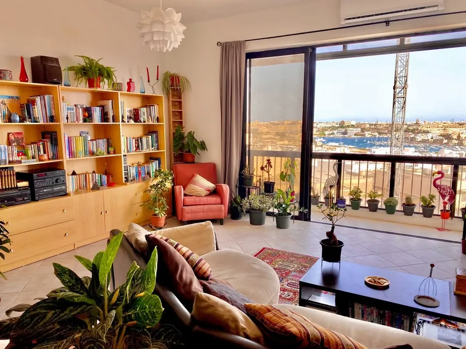 Private EN-SUITE BEDROOM in shared flat in St. Julians