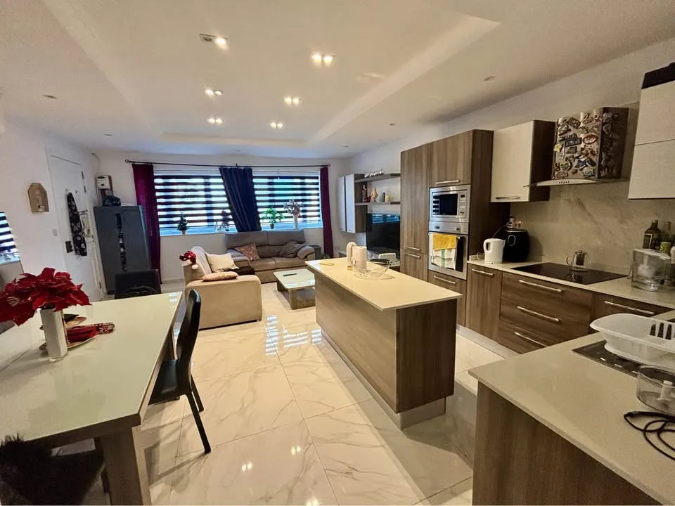 Stylish Double Bedroom with Private Bathroom in Modern Swieqi Mansionette