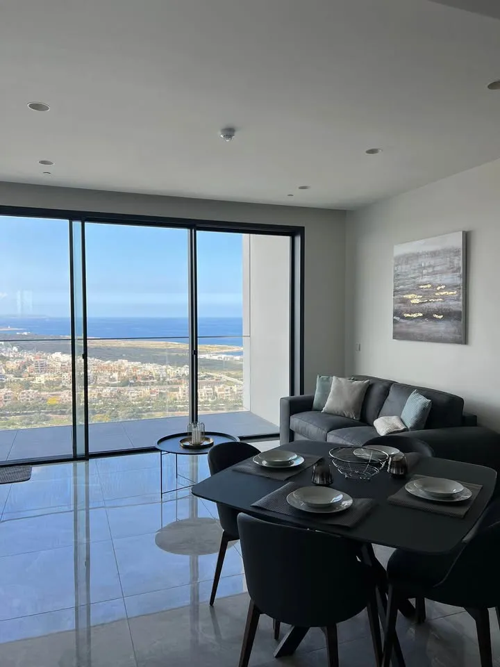 NEWLY FINISHED 1 BED APT LOCATED ON THE 25TH FLOOR
