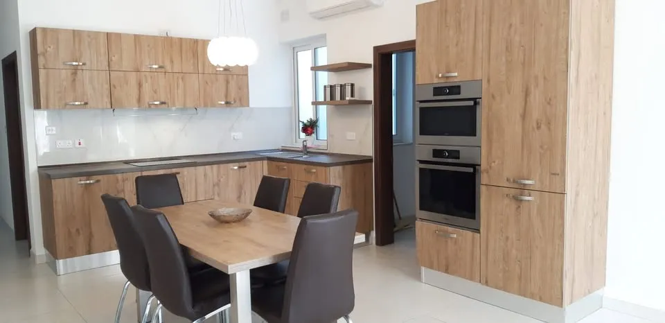 Modern 3 bedrooms & 2 bathrooms apartment