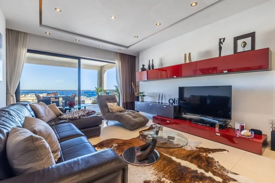 Spacious three-bedroom apartment with sea view in San Pawl il-Baħar