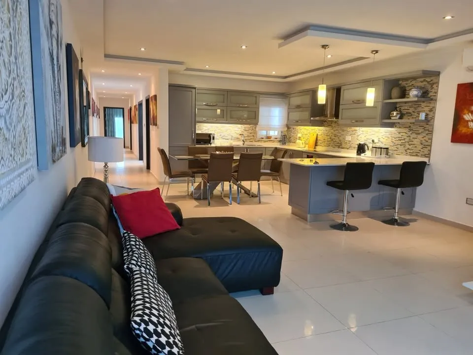 Modern 2-Bedroom Penthouse in Qawra