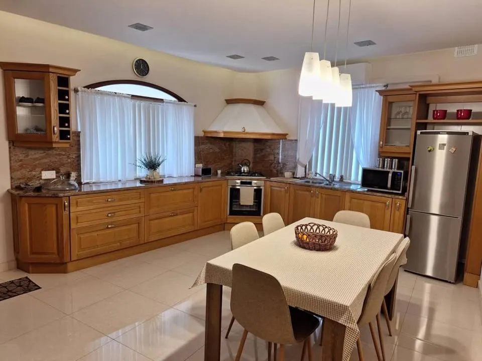 3-Bedroom maisonette for Rent in Ghajnsielem- Sleeps 5