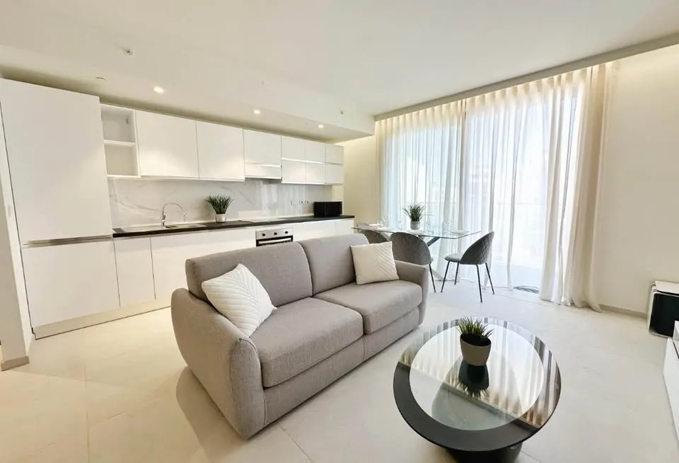 NEWLY FINISHED 1 BED APT