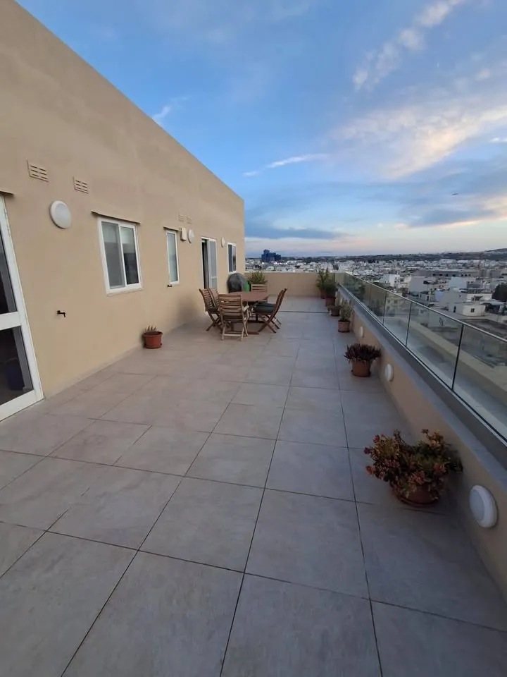 Modern 2-Bedroom Penthouse in Iklin
