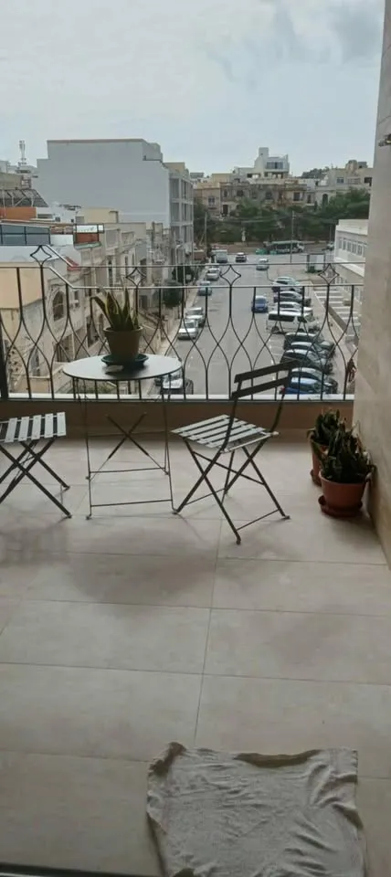 Spacious 3-Bedroom Apartment with Terrace in Pembroke