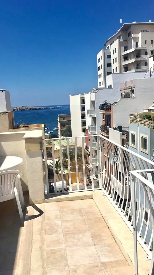 St Pauls Bay Modern Penthouse : Side Seaviews !