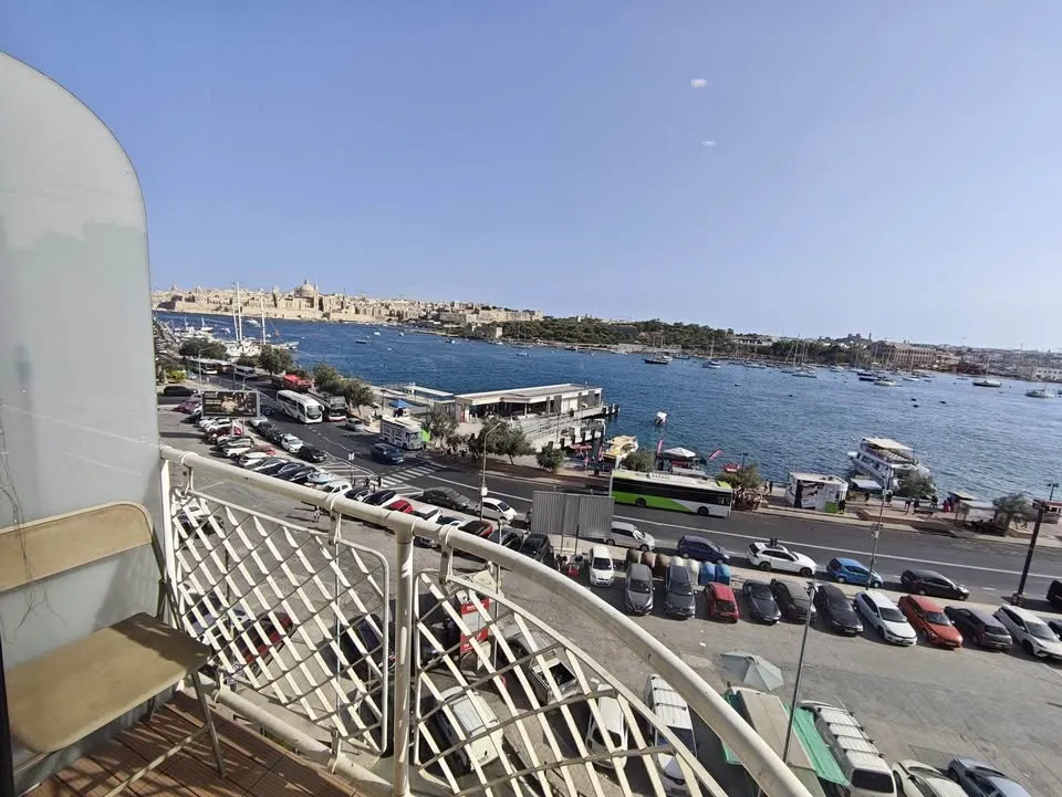 SEAFRONT LUXURY LIVING IN SLIEMA!