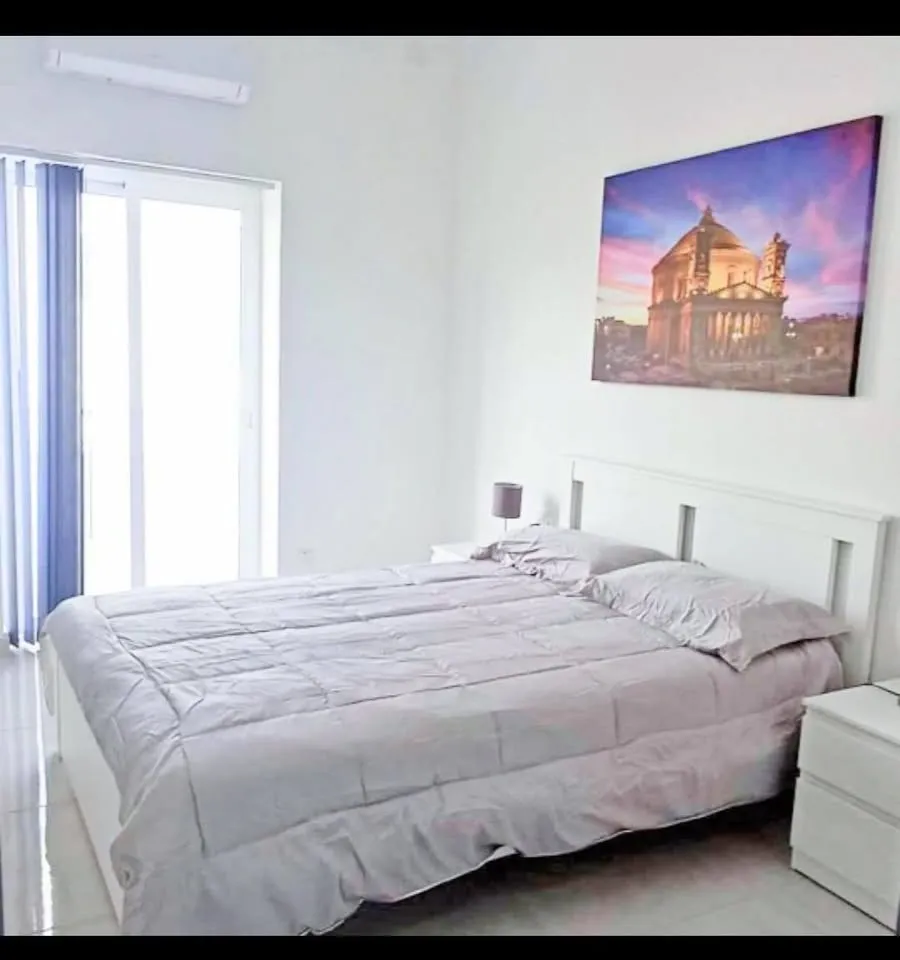 Modern room with private bathroom ensuite in San Ġwann
