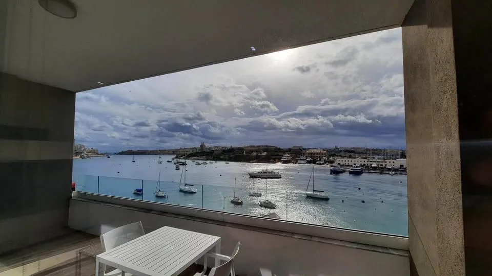 SLIEMA | 3-BEDROOM SEAFRONT APARTMENT