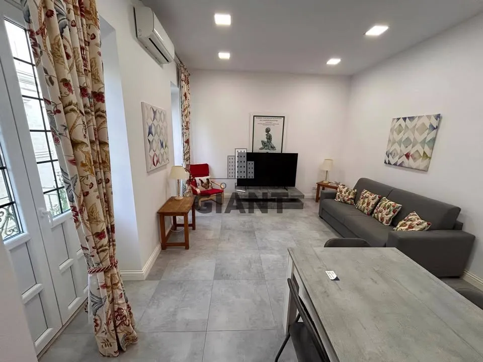 3 Bedroom 2 bathroom large apartment in Valletta