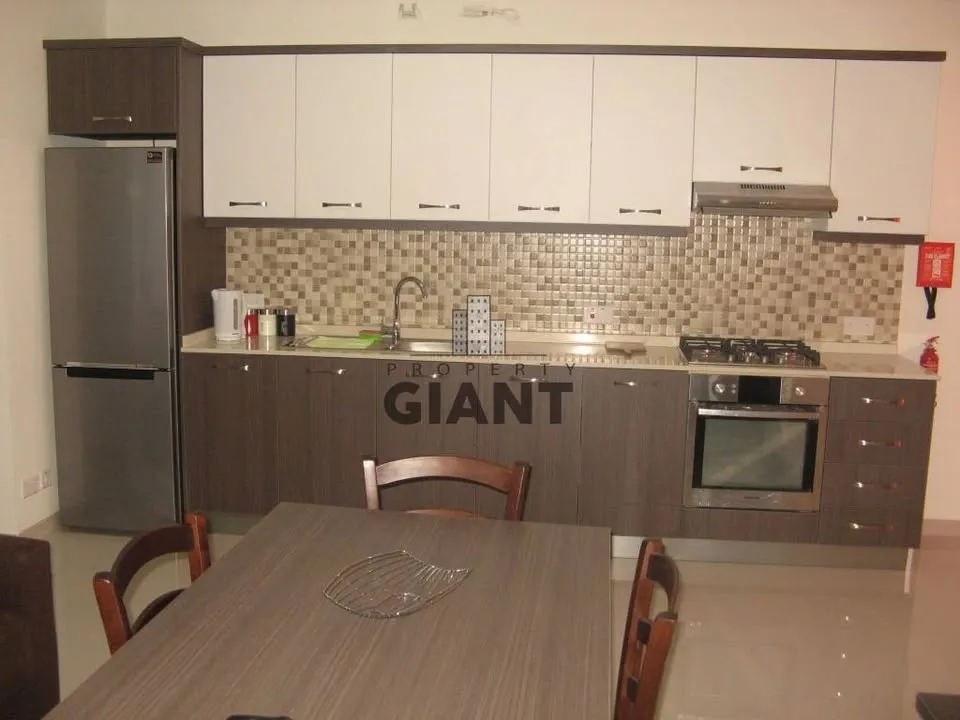 Modern 1 bedroom + study apartment in Gudja