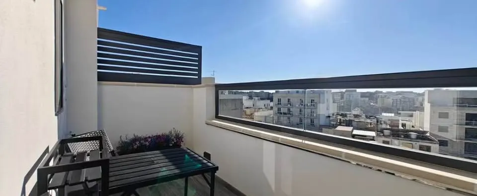 NEWLY FINISHED 1 BED APT WITH TERRACE