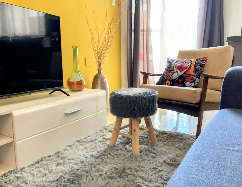 Corner Apartment for Professional Share in Pembroke