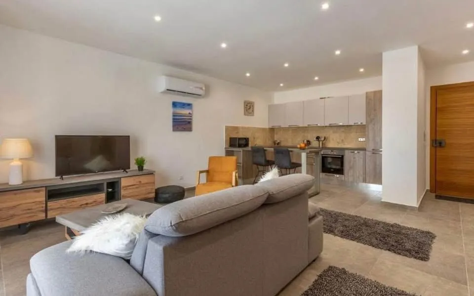 NEWLY FINISHED 1 BED APT