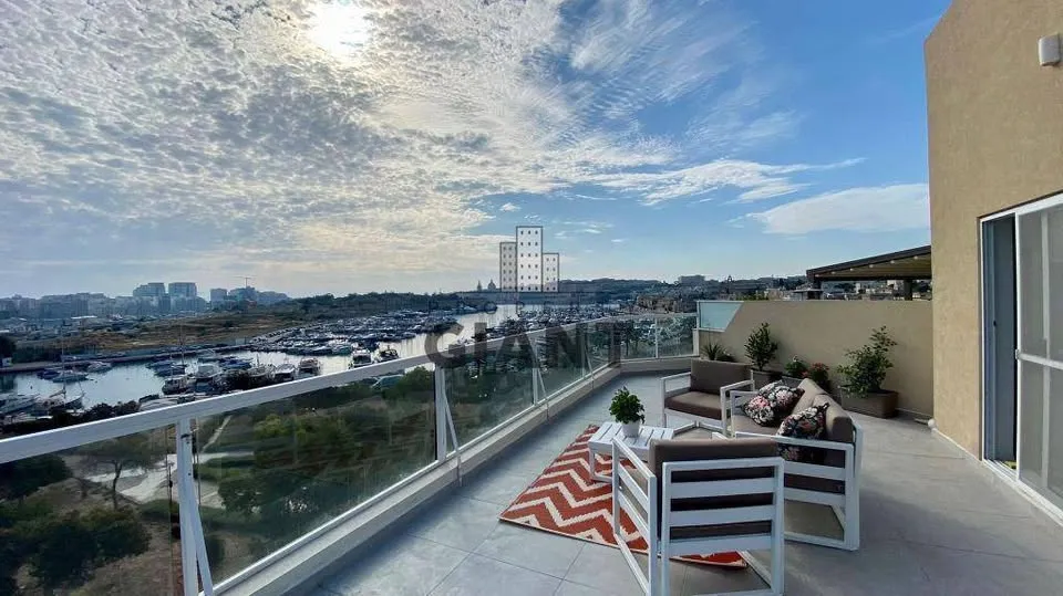 Modern 2 Bedroom Apartment in Gżira with Sea Views