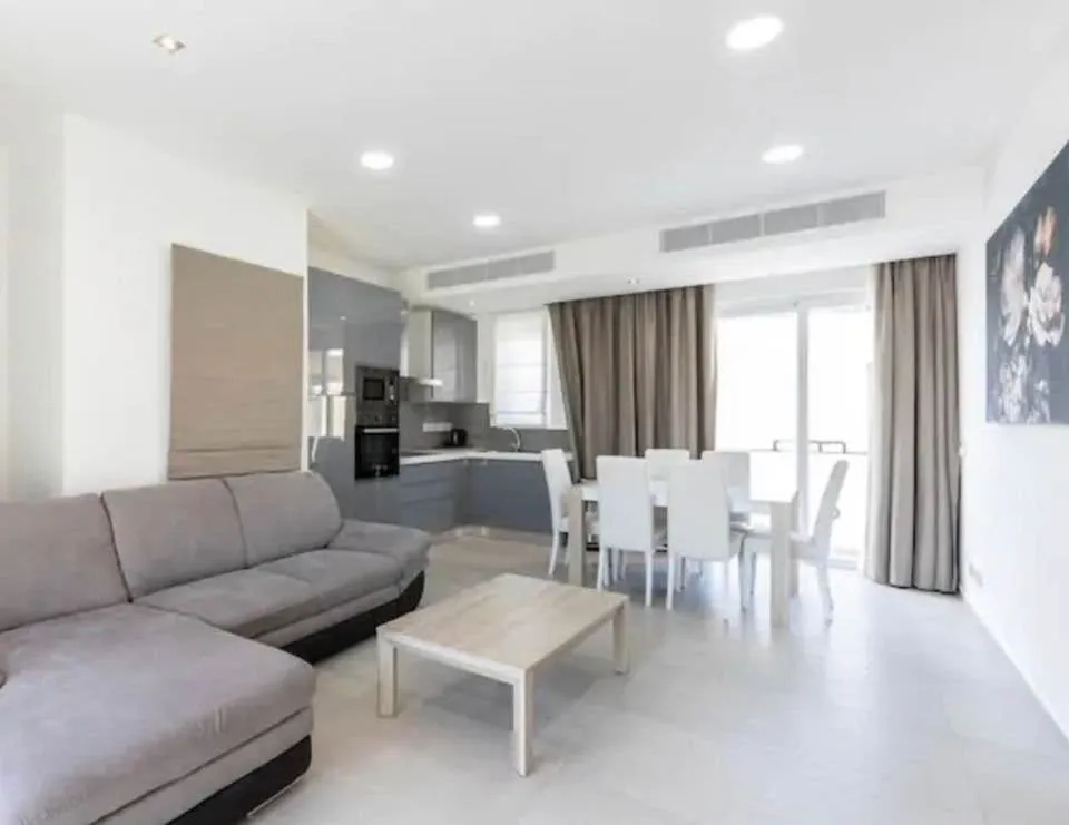 Stunning 3-Bedroom Penthouse with A Large Terrace in Swieqi