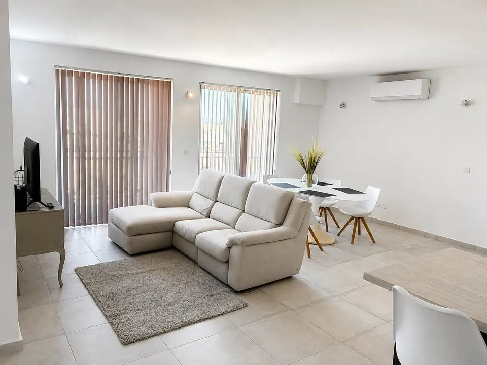Swieqi - Central and modern 3 bedroom 2 bath apartment for rent