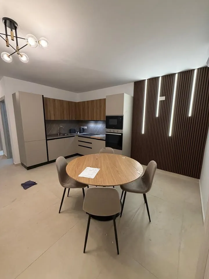 Bright and modern, highly finished 2 bedroom apartment