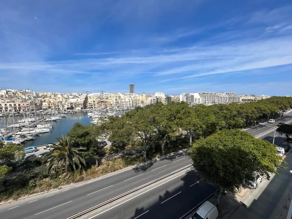 Stylish, three bedroom apartment situated Pieta