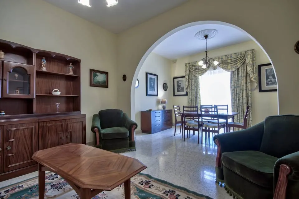 3-Bedroom Maisonette in Iklin