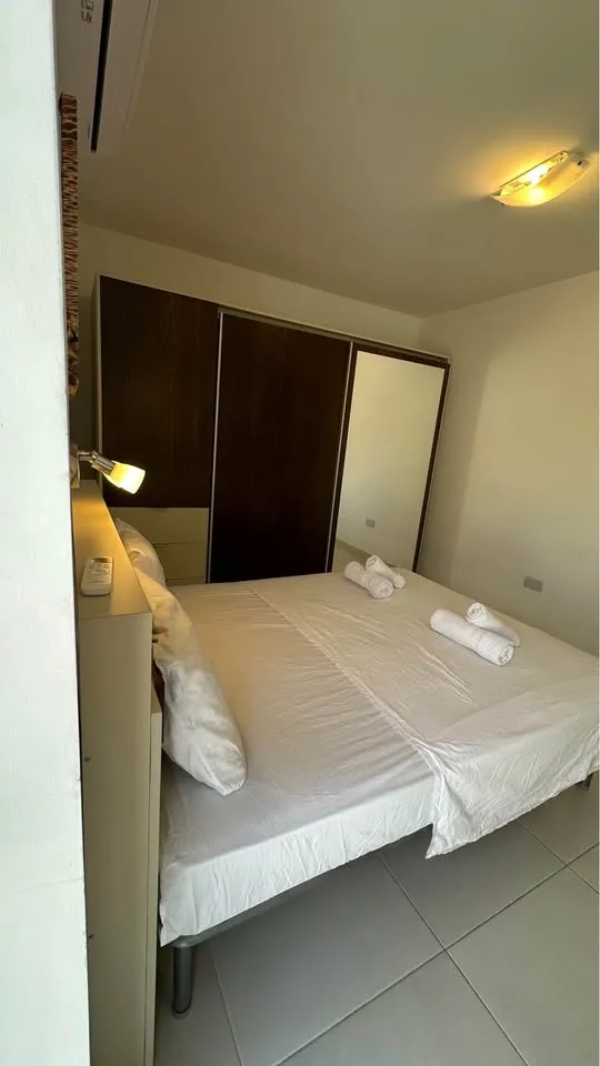 Room available with private bathroom in Sliema