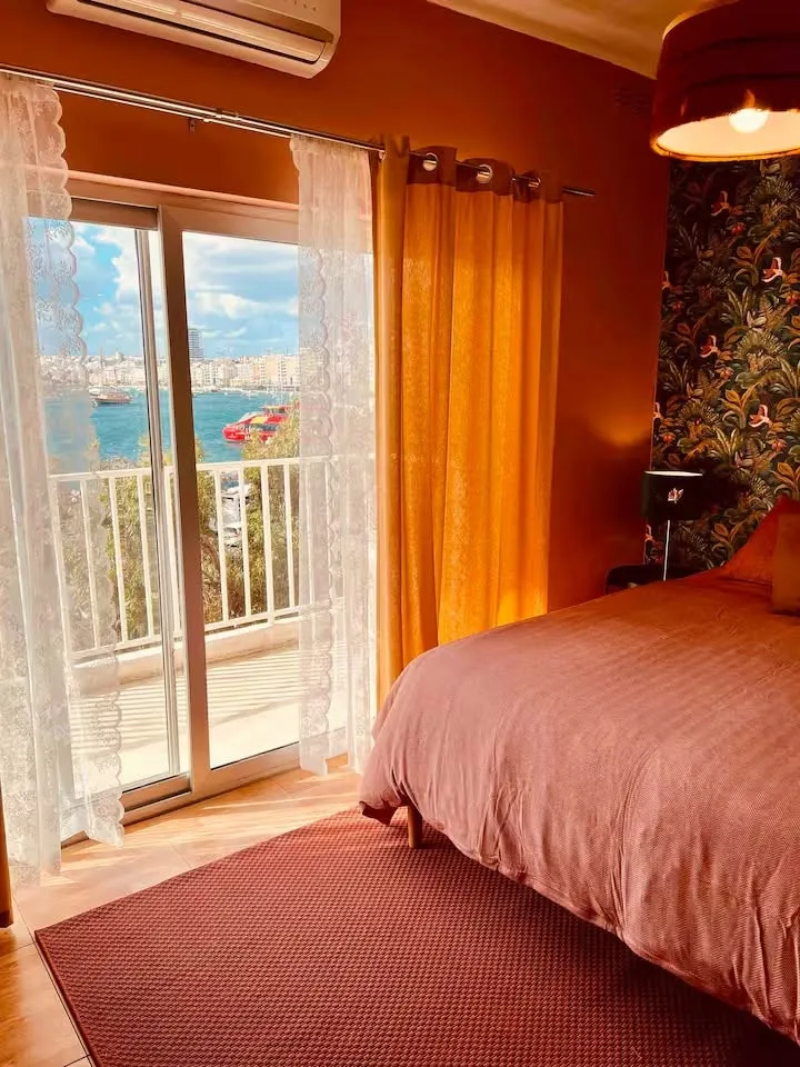 2 bedrooms apartment seafront – Sliema