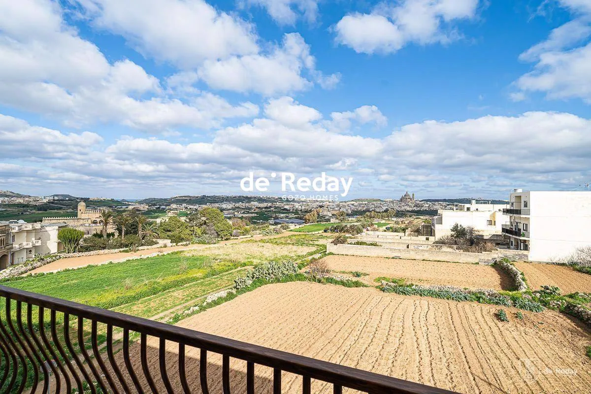 This beautifully finished Apartment enjoys open, unobstructed views