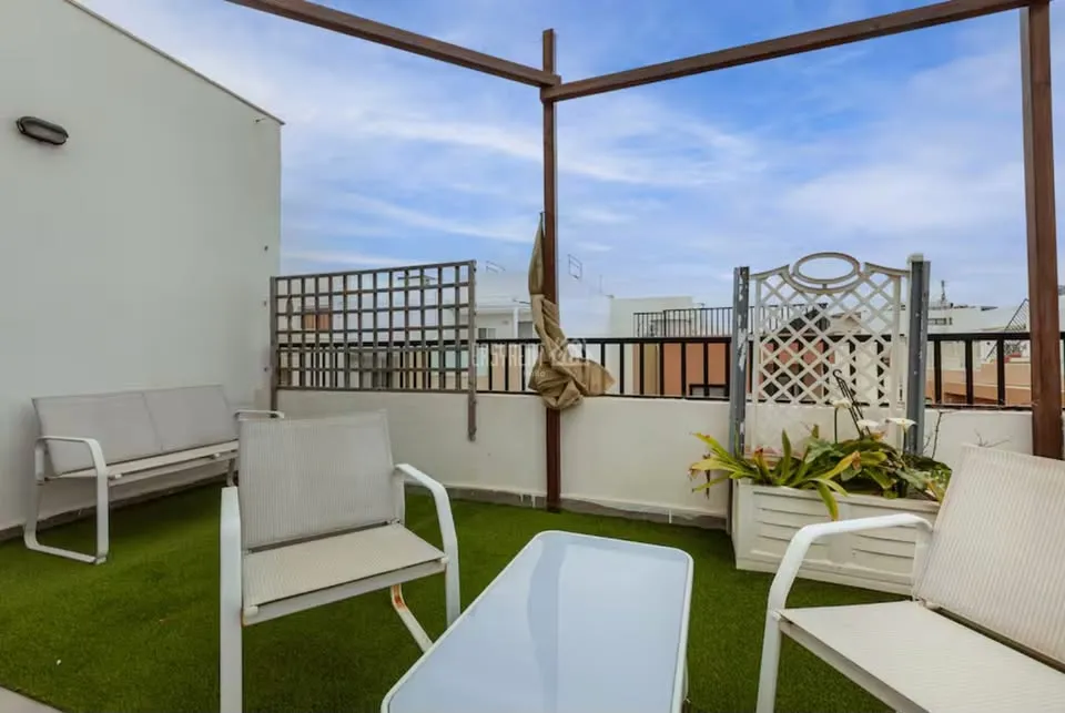 Modern 1 bedroom penthouse in St Pauls