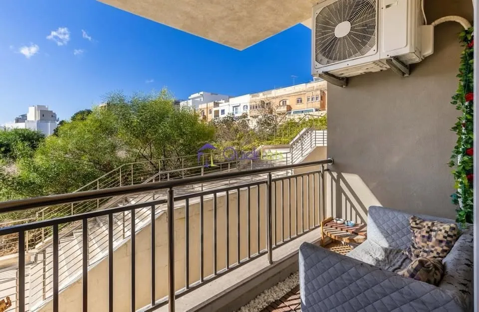 Modern 2-Bed, 2-Bath Apartment in St. Julian's with Jacuzzi and WiFi